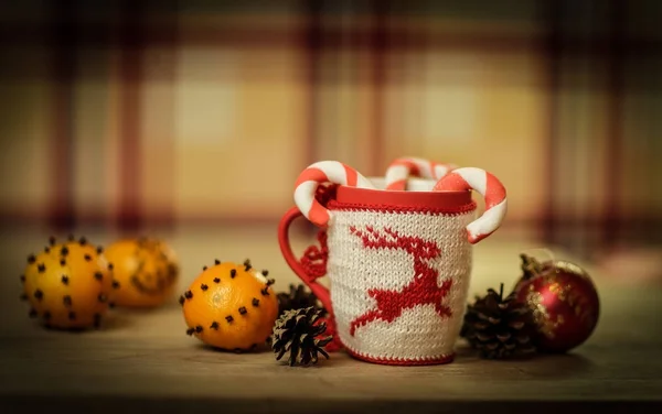 Copa de Navidad y naranjas sobre fondo de madera borrosa. — Foto de Stock