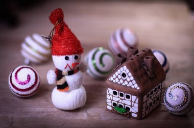 Oyuncak kardan adam ve zencefilli kurabiye evi Noel masasında