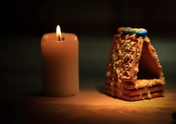Weihnachtstisch. Kerze, Orangen und Zimtstangen auf Holz — Stockfoto