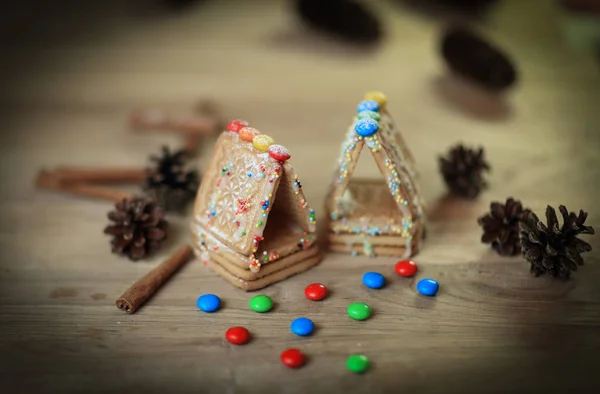 Kersttafel. kaneelstokjes, koekjes en dennenappels op hout — Stockfoto