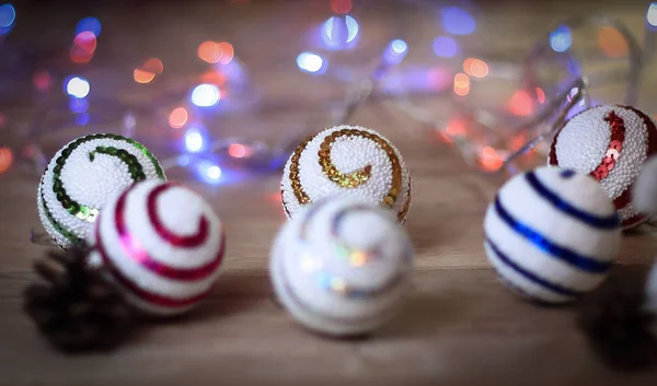 Bolas de Natal e um boneco de neve de brinquedo na mesa de Natal — Fotografia de Stock