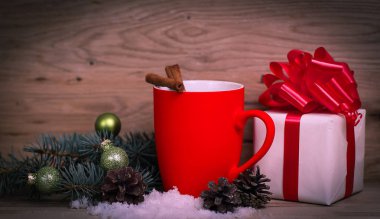 Noel Kupası ve Noel hediyesi ahşap arka planda