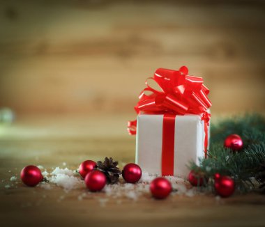 Noel kartı. Noel arkaplanında hediye kutusu