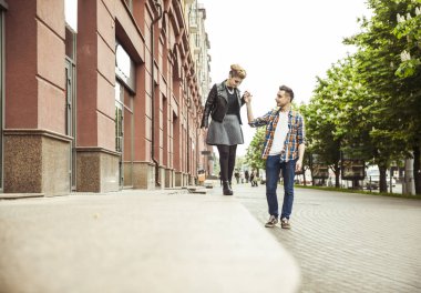 büyük bir şehir sokakta yürüyen mutlu sevgi dolu Çift