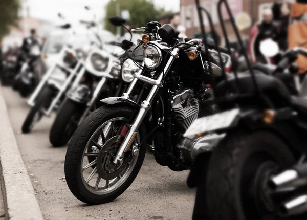 Eine Reihe von Motorradfahrern in der Stadt. — Stockfoto