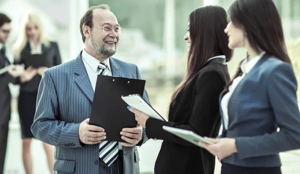 Equipo empresarial exitoso con documentos financieros en el fondo de la oficina moderna — Foto de Stock