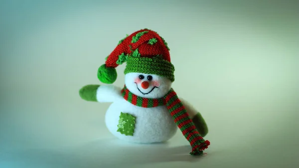 Speelgoed grappig sneeuwpop .geïsoleerd op witte achtergrond — Stockfoto