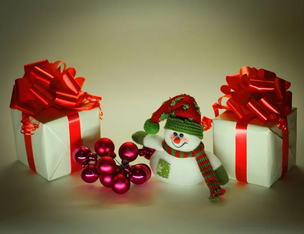 Muñeco de nieve, regalos de Navidad y bolas de Navidad .isolated en blanco —  Fotos de Stock