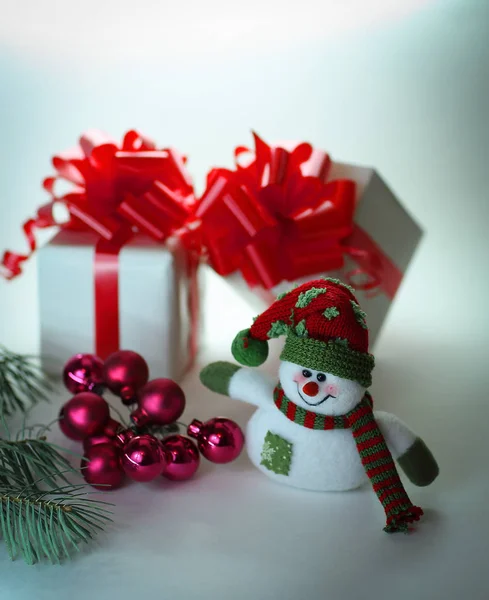 Muñeco de nieve, bolas de Navidad y regalos .isolated sobre fondo blanco — Foto de Stock