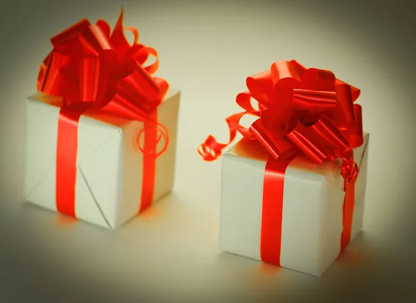 Dos caja de regalo blanca con cinta roja .isolated en blanco — Foto de Stock