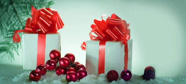 Dos caja de regalo blanca con cinta roja .isolated en blanco —  Fotos de Stock