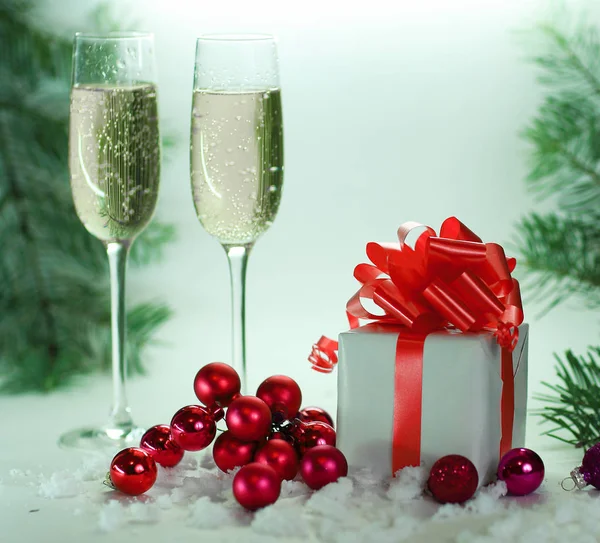 Two glasses with champagne, and boxes with gifts on Christmas ba — Stock Photo, Image