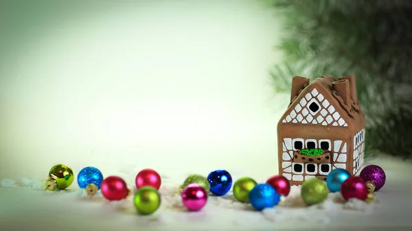 Μελόψωμο σπίτι και δώρα, σε χριστουγεννιάτικο φόντο. — Φωτογραφία Αρχείου