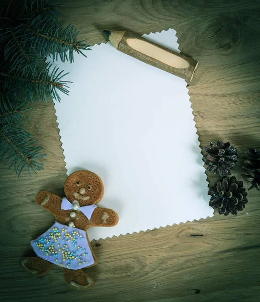 Чистая рождественская открытка, пряники и карандаш на деревянной бэкгру — стоковое фото