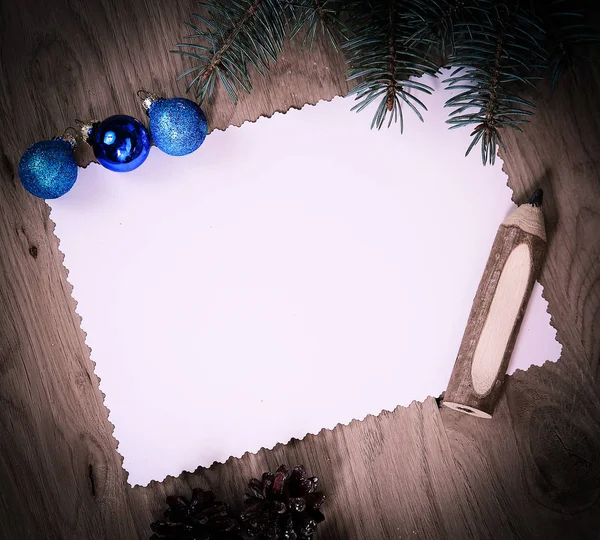 Carte de Noël vierge, cônes de pin et crayon sur fond en bois — Photo