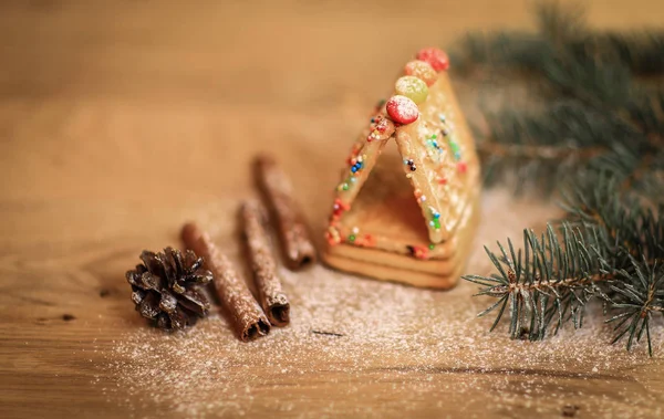 Noel masasında tarçın çubukları ve kurabiyeler — Stok fotoğraf