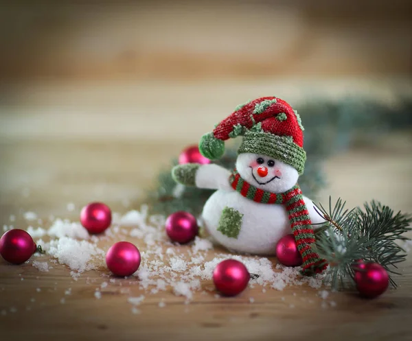 Biglietto di Natale. pupazzo di neve giocattolo su uno sfondo festivo . — Foto Stock