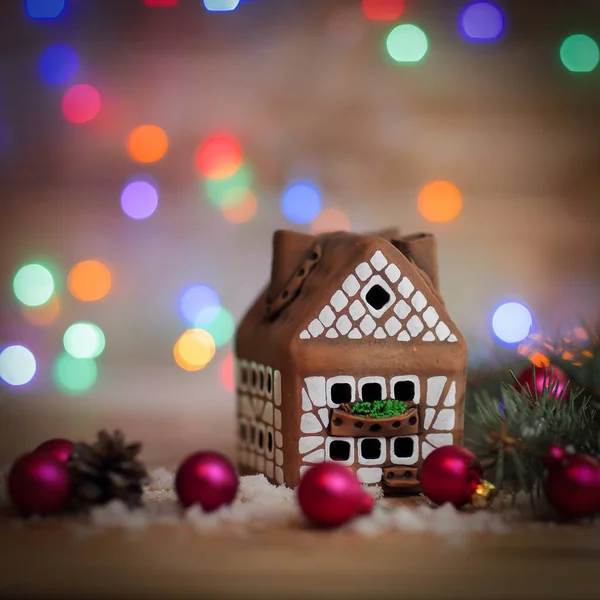 クリスマスカード。クリスマス・バのための美しいジンジャーブレッドハウス — ストック写真