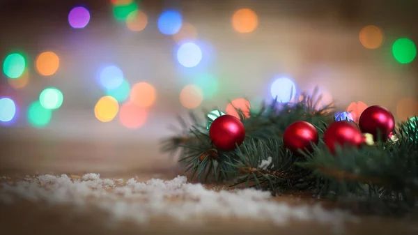 Vánoční pozadí.Vánoční strom větev s míčky na dřevěné — Stock fotografie