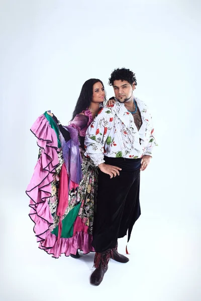 Ζευγάρι επαγγελματίες του χορού σε μια φορεσιά τσιγγάνος εκτελέσει λαϊκών χορών — Φωτογραφία Αρχείου