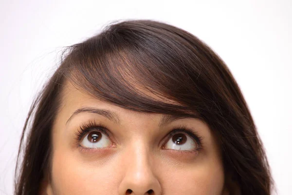 Mujer de negocios joven mirando hacia arriba.aislado en blanco . — Foto de Stock