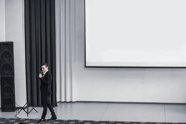 Palestrante conduz os negócios da conferência na moderna sala de conferências — Fotografia de Stock