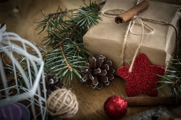 Regalo de Navidad, palitos de canela y decoración de Navidad — Foto de Stock