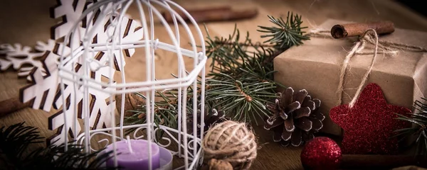Regalo di Natale e decorazione natalizia su sfondo di legno — Foto Stock