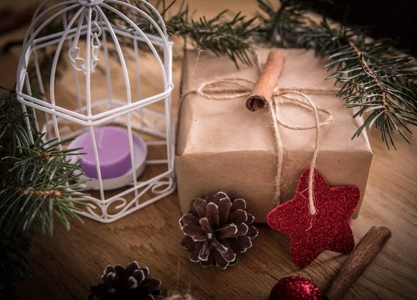 .låda med gåva på jul bakgrund. retrostil — Stockfoto