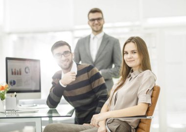 Finans uzmanlarından oluşan bir grup işyerinde mali raporlarla çalışmaktadır.