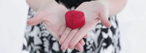 Mujer joven sosteniendo regalo en el día de San Valentín . — Foto de Stock