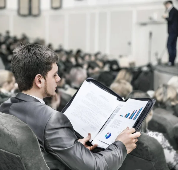 Exitoso empresario con documentos financieros sentado en una sala de conferencias para presentaciones de negocios — Foto de Stock