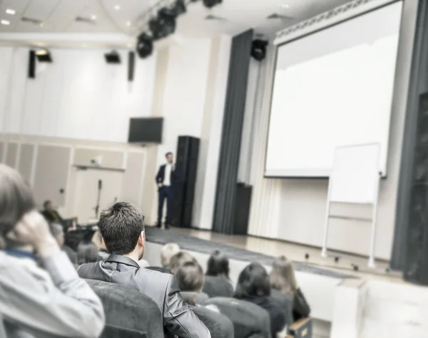 Iş eğitimi için konferans salonunda oturan iş kursları öğrencileri — Stok fotoğraf