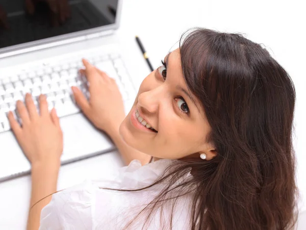 Closeup.young mujer que trabaja en el ordenador portátil. la vista desde la parte superior —  Fotos de Stock
