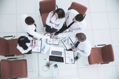 :Konferans odasında mali akdi sonra yeni iş ortakları ile el sıkışan başarılı iş takım