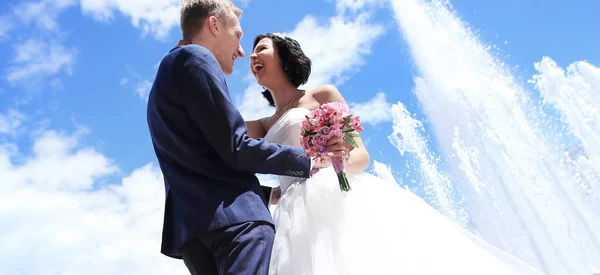 Lachende gelukkige paar op de huwelijksdag — Stockfoto