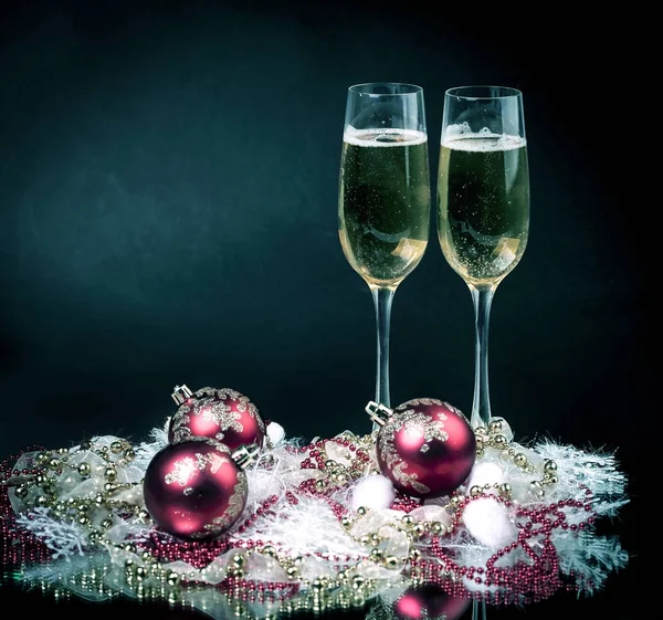 Divertente pupazzo di neve giocattolo e due bicchieri di champagne su un backgro nero — Foto Stock