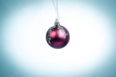 Kırmızı noel topu beyaz arka planda izole edilmiş.