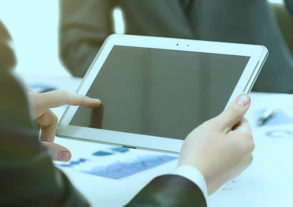 Uomo in possesso di tablet digitale, primo piano — Foto Stock