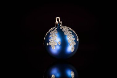 parlak mavi Noel top siyah bir zemin üzerine.