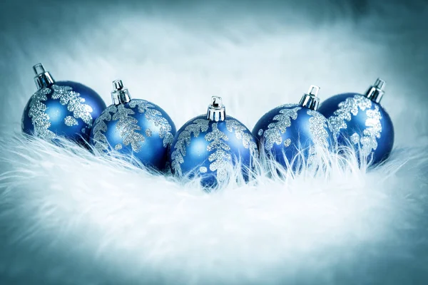 Сині різдвяні кульки на білому фоні святкові — стокове фото