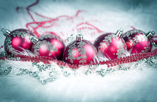 Κόκκινα Χριστούγεννα μπάλες σε ένα γιορτινό λευκό φόντο — Φωτογραφία Αρχείου