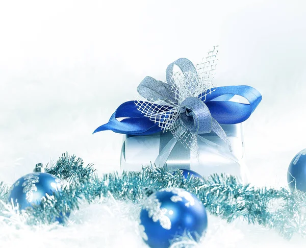 크리스마스 선물 및 축제 흰색 뒷면에 블루 크리스마스 공 — 스톡 사진