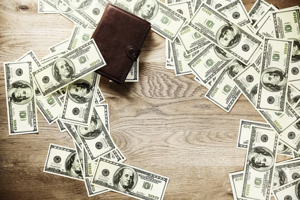 Peněženka a bankovní bankovky rozložit na stůl — Stock fotografie