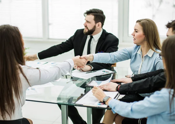 Estrechamiento de manos de los socios comerciales después de discutir los términos de un nuevo — Foto de Stock