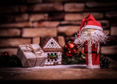 Noel hediyesi, zencefilli kurabiye evi, oyuncak Noel Baba..