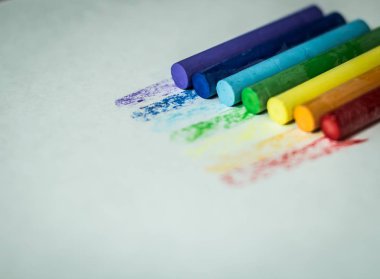 ulticolored boya kalemi drawing.isolated beyaz bir arka plan üzerinde için