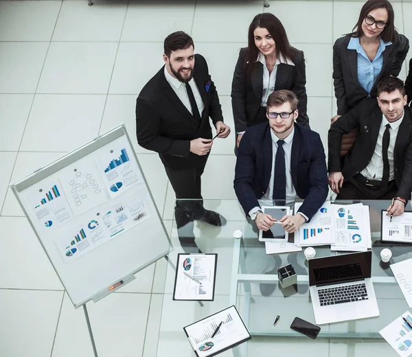 Retrato del exitoso equipo de negocios cerca del lugar de trabajo en la oficina — Foto de Stock