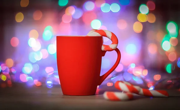 Красная рождественская кружка на ярком праздничном фоне — стоковое фото