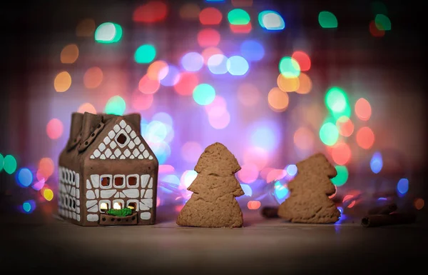 Casa de pan de jengibre y galletas son un fondo festivo —  Fotos de Stock